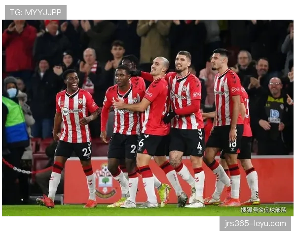 南安普顿官宣签下奥纳丘,新援备受期待助力球队冲击新赛季目标 南安普顿官宣签下奥纳丘,新援备受期待助力球队冲击新赛季目标