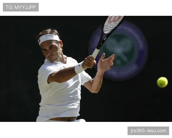 费德勒退役后每天喝三杯咖啡，穿拖鞋逛超市，谁还记得他当年赢球后摔拍子的样子